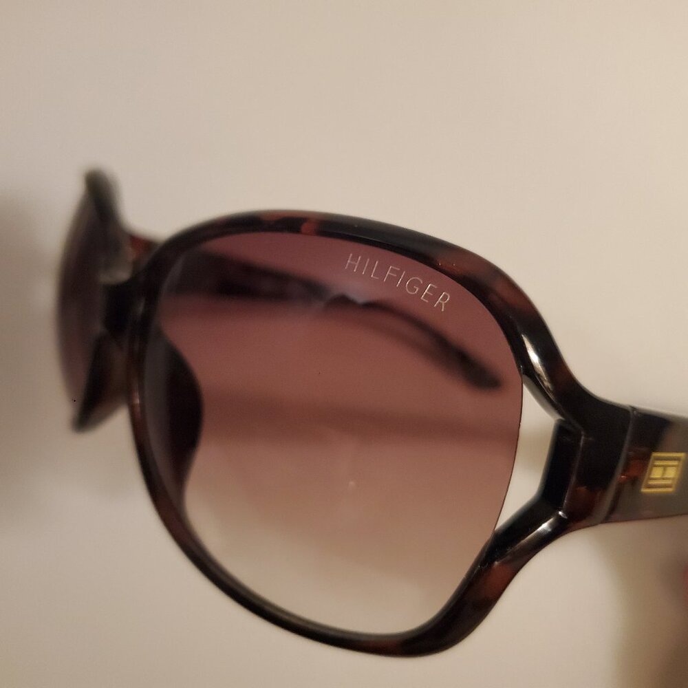 Tommy Hilfiger TRISTA sunglasses, oversized, vented